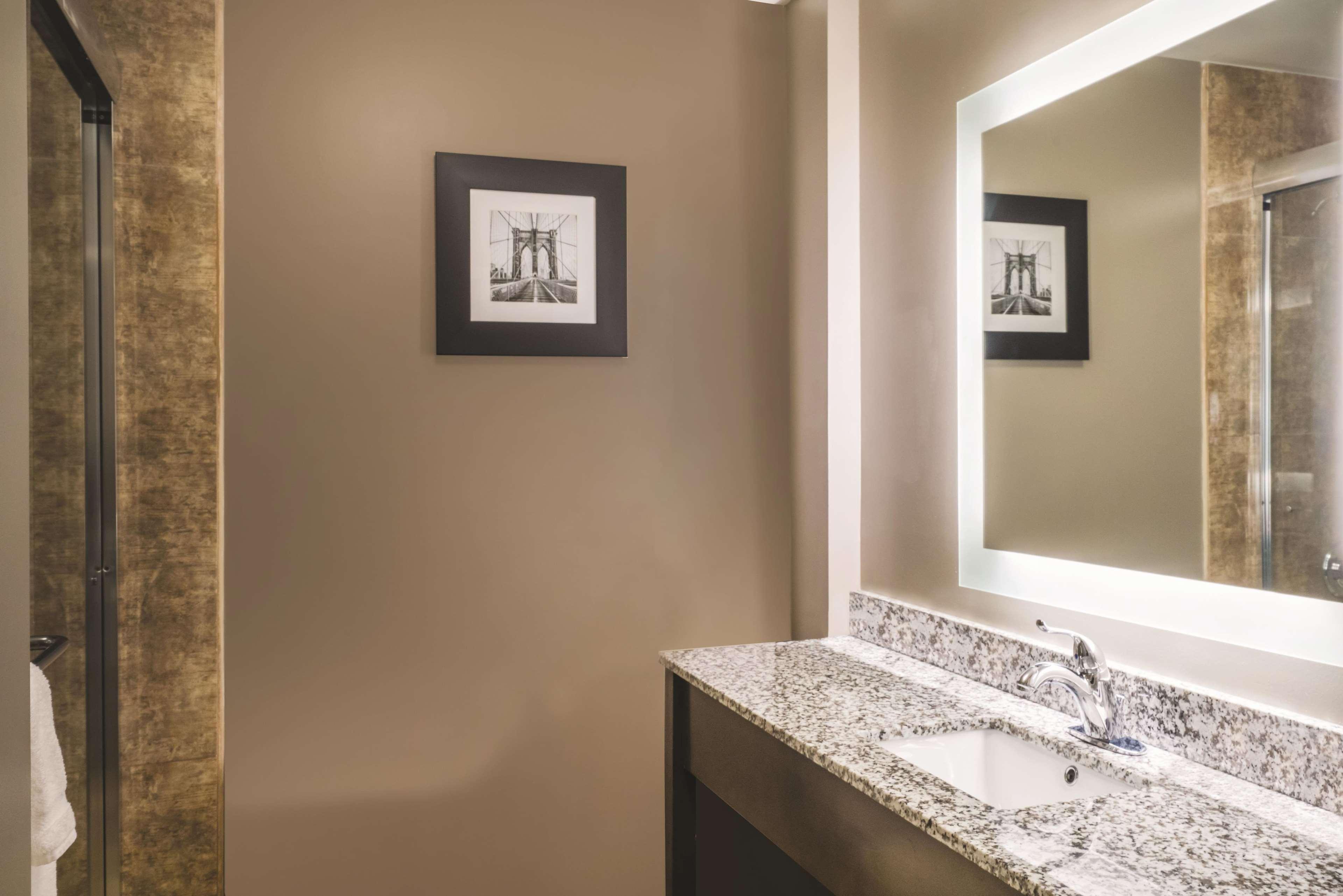 La Quinta By Wyndham Brooklyn Central New York Bagian luar foto