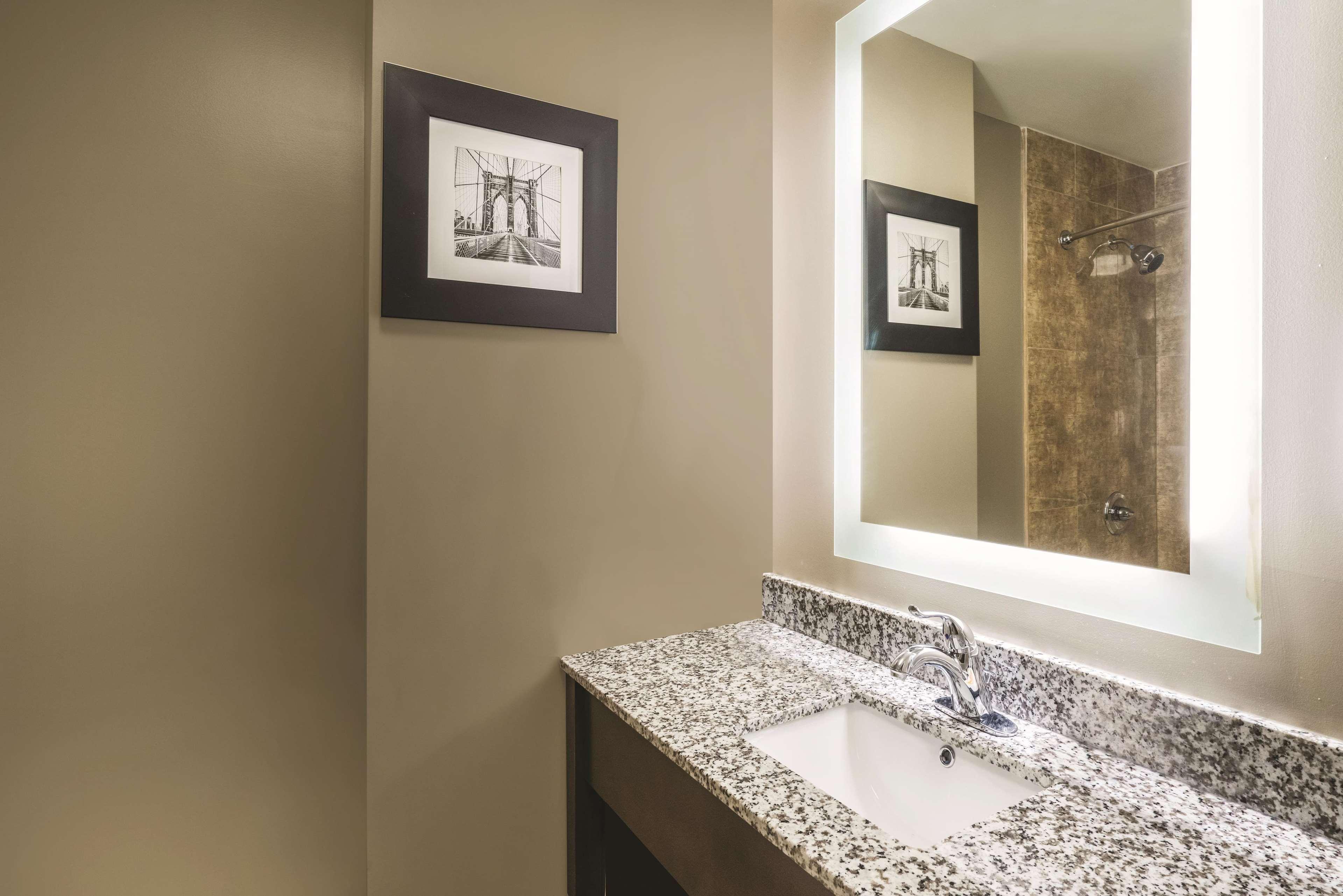La Quinta By Wyndham Brooklyn Central New York Bagian luar foto