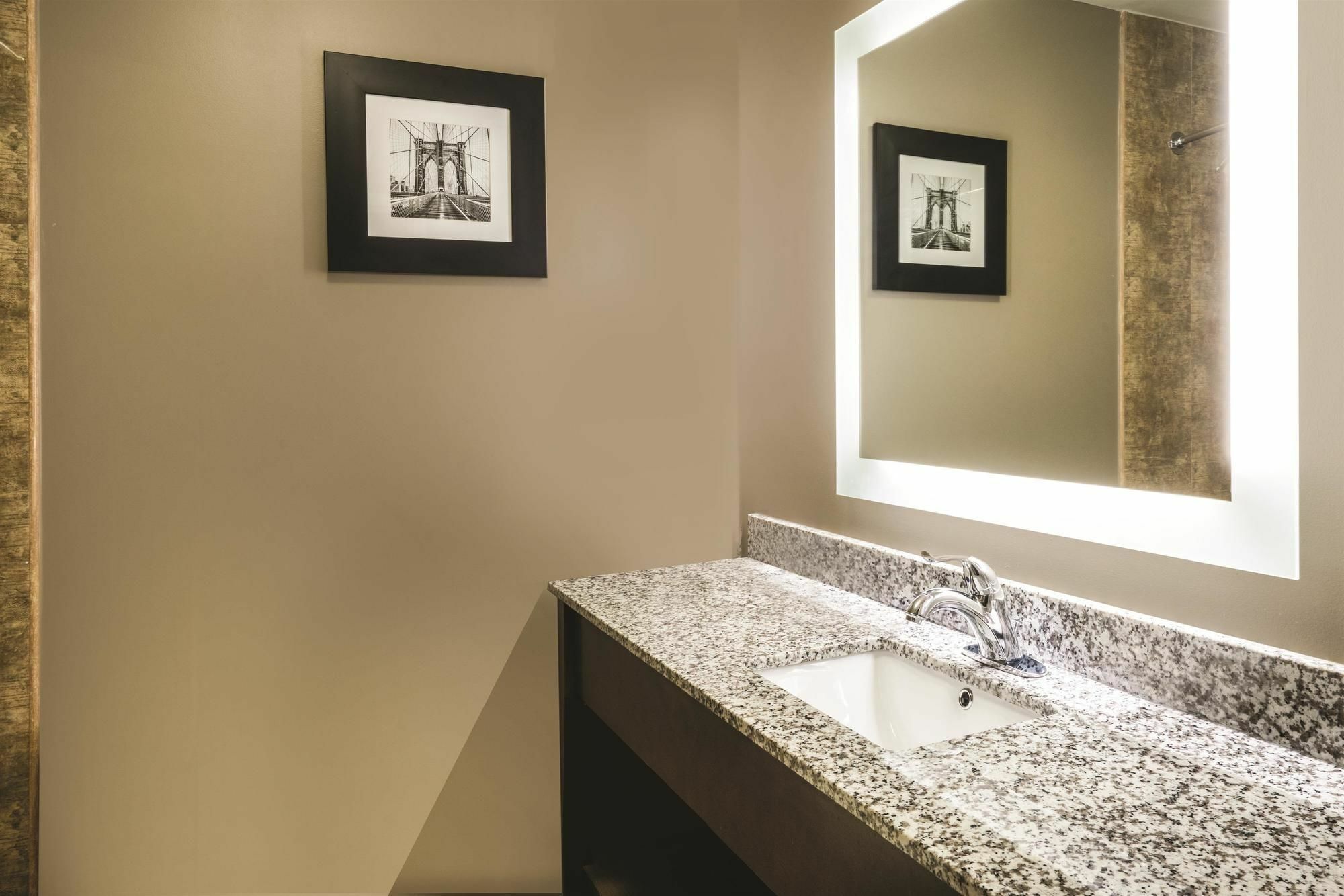 La Quinta By Wyndham Brooklyn Central New York Bagian luar foto